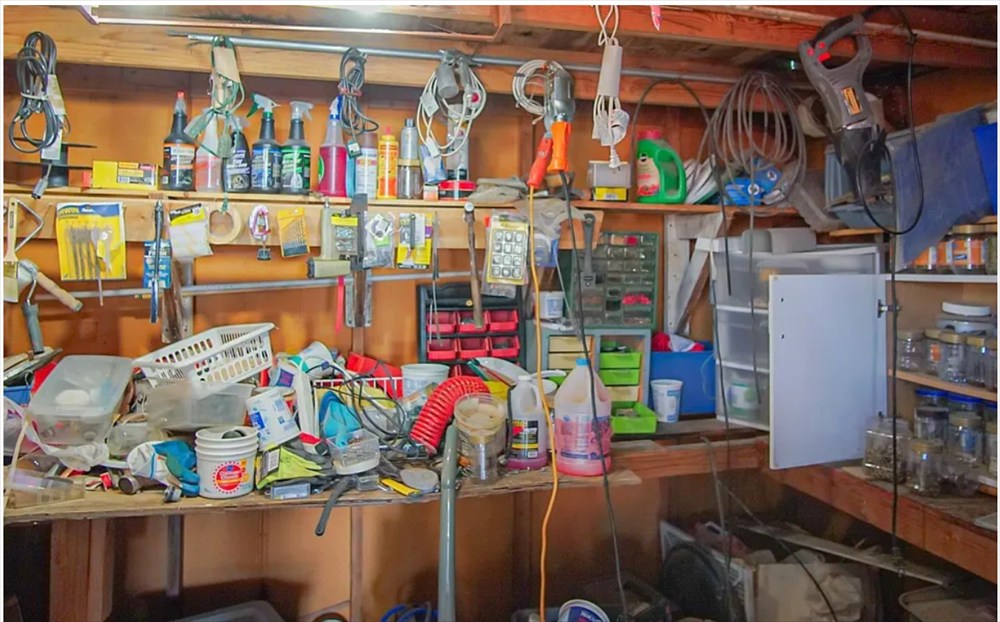 工具や洗剤、収納用品などが大量に残されたアメリカの住宅。まだ使えそうな物が多い一方で、整理や処分が必要そうな物も混在しており、「何を残し、何を処分するか」を考える必要性も感じさせます。